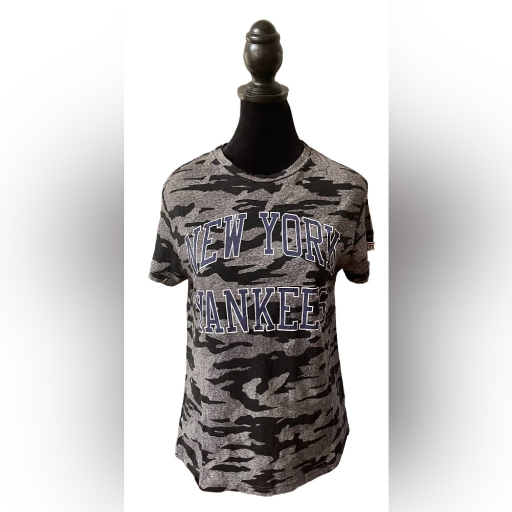 Tailgate: Gray and Black New York Yankee Short Sleeve Tee Shirt